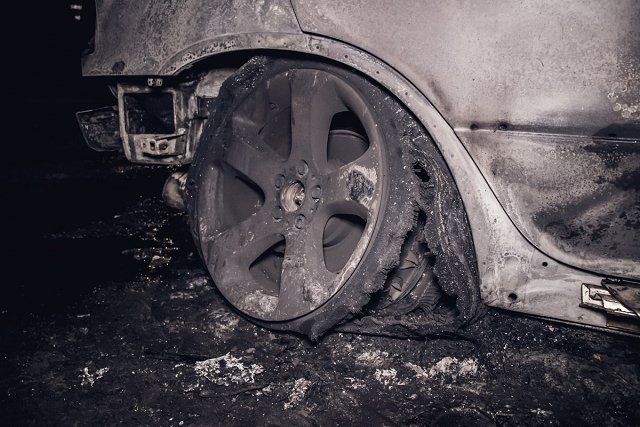 В Киеве BMW Х5 на евробляхах сгорела дотла