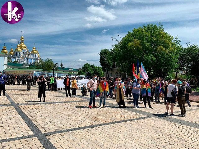  В Киеве проходит митинг трансгендеров.
