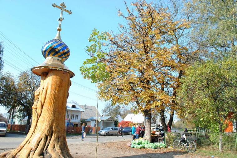 Капличку в стовбурі дерева, якому вже 300 років, облаштували на Закарпатті