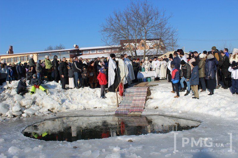 Фоторепортаж із освячення води у Мукачеві.