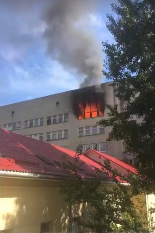 В Ужгороде сильный пожар : Горит городская больница