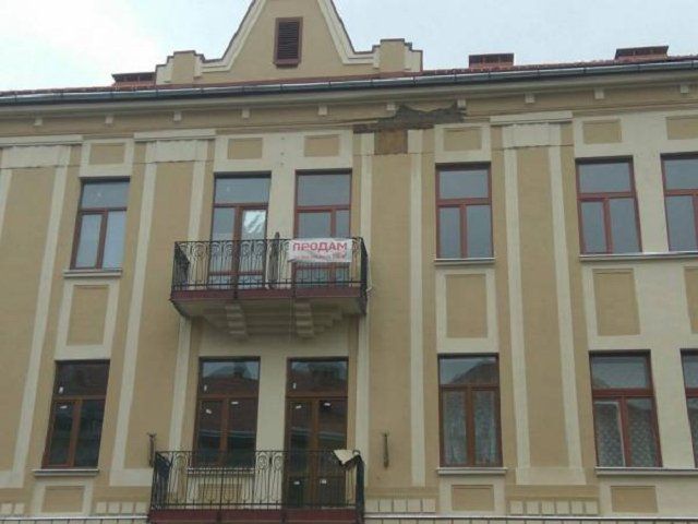 В Ужгороде на пл. Петефи посыпался недавно отреставрированный дом