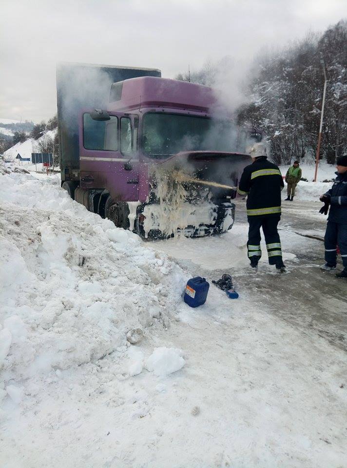 Закарпаття. Під час руху на трасі Київ-Чоп загорівся вантажний автомобіль.