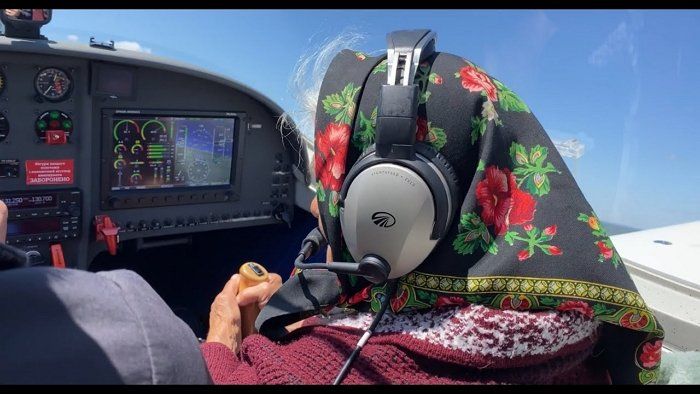 Летать на самолете старушке из Закарпатья очень понравилось — теперь ее от штурвала не оторвешь