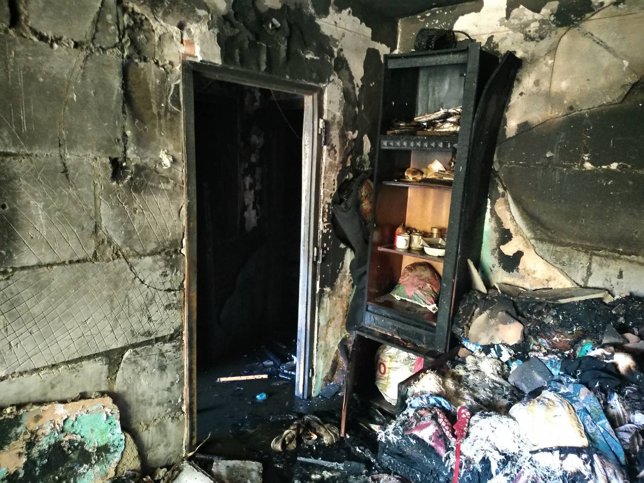 З палаючої квартири в Ужгороді врятували двох дорослих і двох дітей