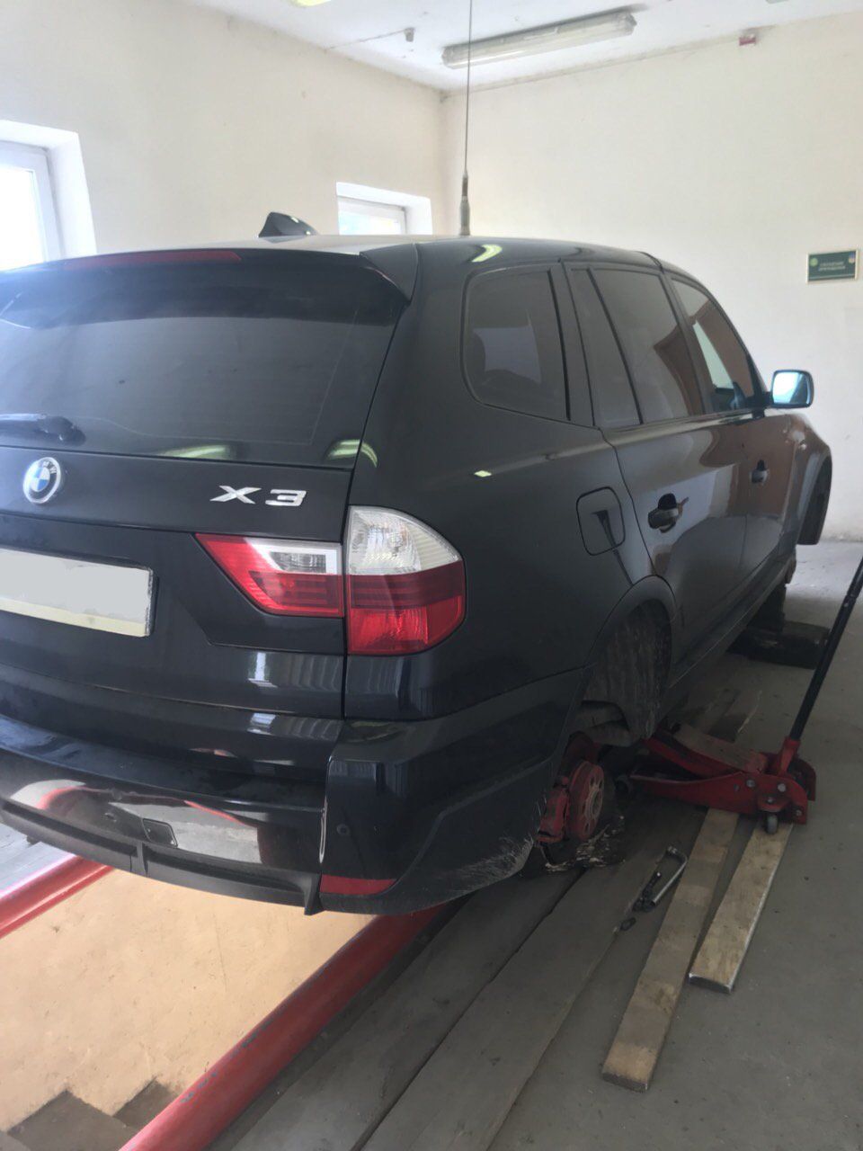 На Закарпатті іноземець позбувся «BMW X3» з "підкачаними" цигарками колесами