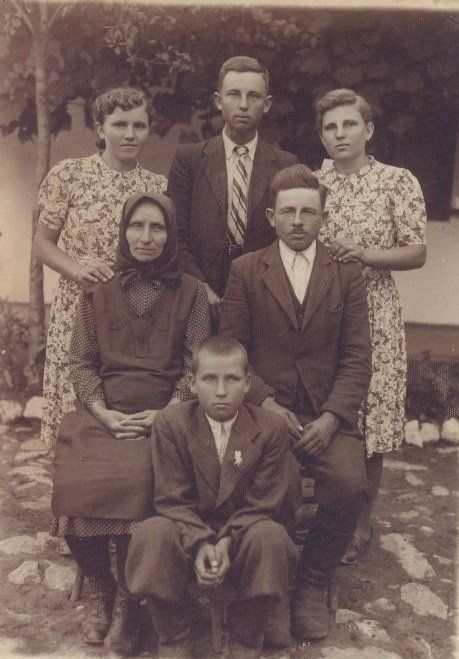 М. М. Семак з доньками та сином
