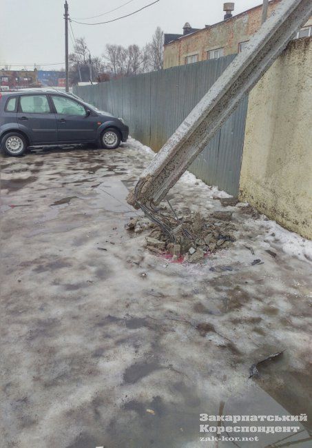 Ужгород. Просто на парковці "ВелМарта" завалився електричний стовп