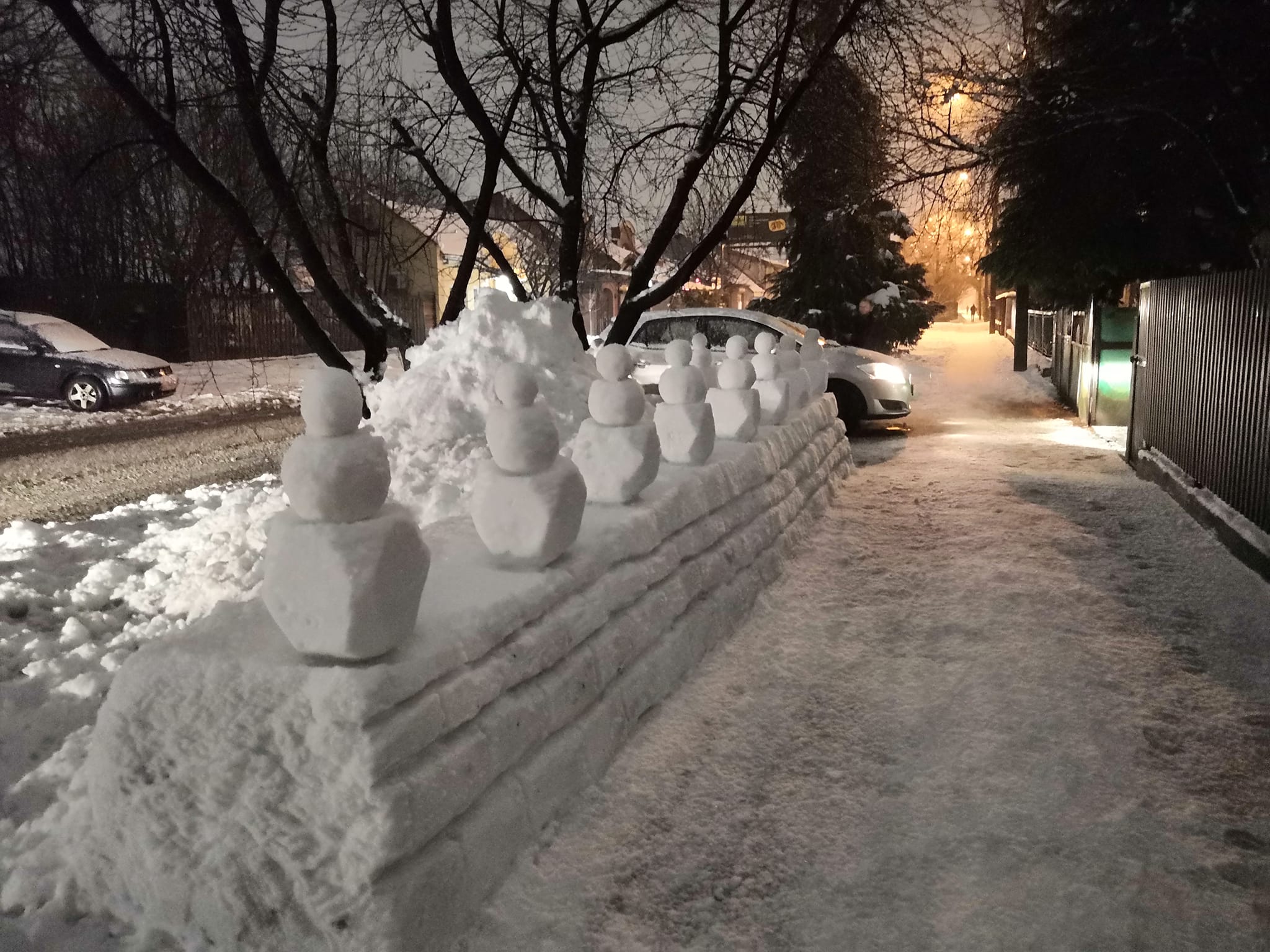 В Ужгороде энтузиаст слепил за пол дня снежный забор