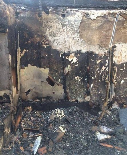 Дом сгорел за 2 часа, поскольку стены комнат были оббиты пластиком