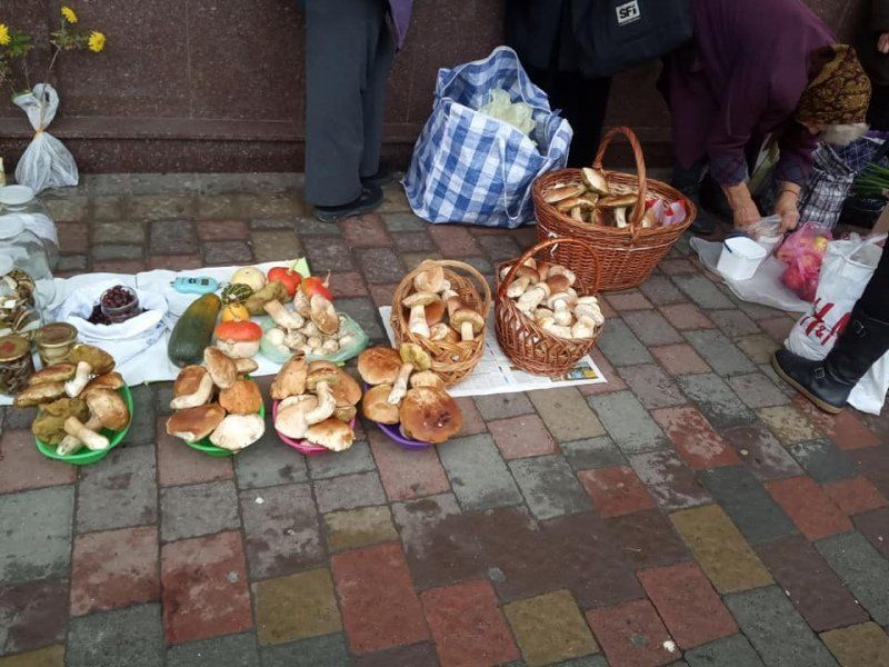 "Говорите, через 2 недели зима?": Рынки в Ужгороде заполонили грибы