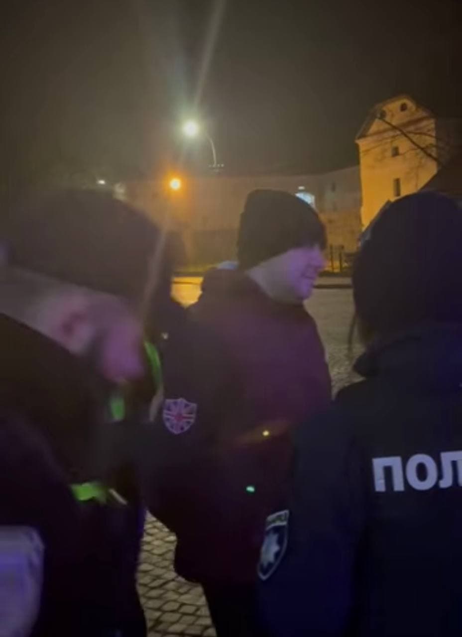 Прятался за деревьями: В центре Ужгорода поймали пьяного заместителя мэра города