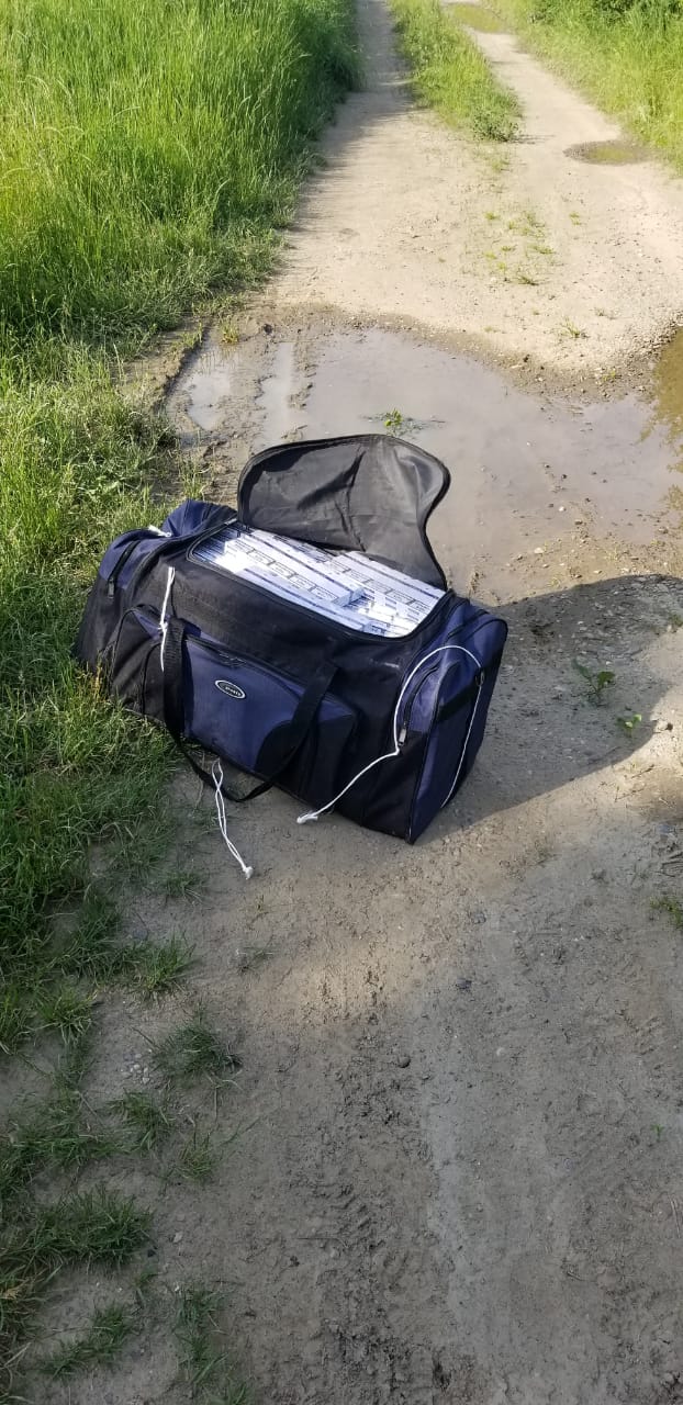 В Закарпатье пограничники нашли рядом с границей набитую контрабандным куревом спортивную сумку