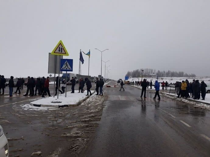 Во Львовской области проходит акция протеста: активисты блокируют украинско-польскую границу