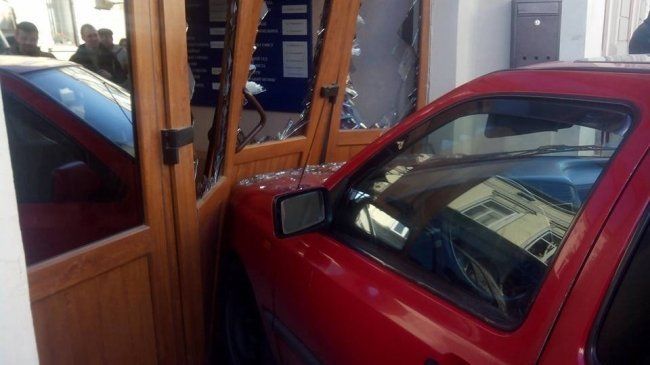 Остановили машину прочные деревянные двери Коломыйского горсовета