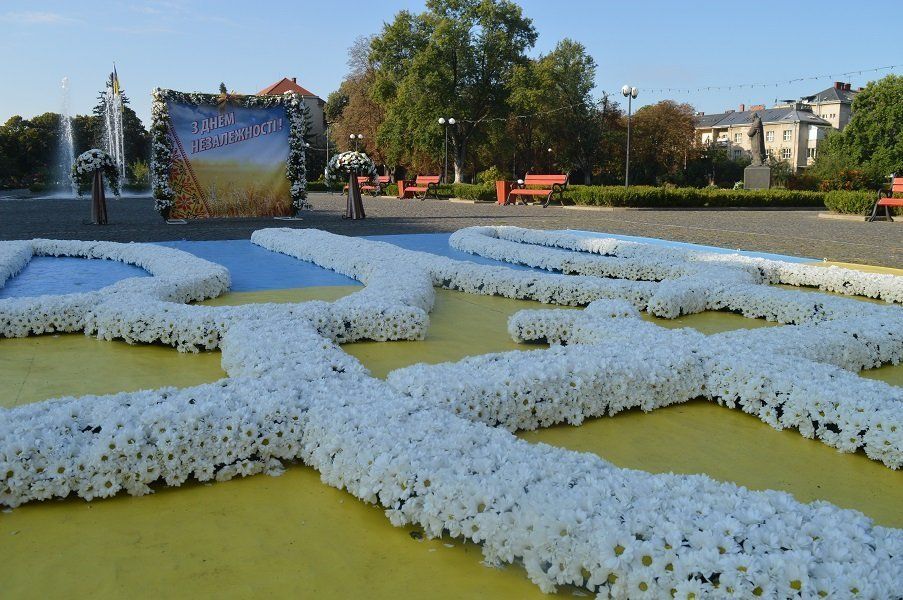 Площу Народну в столиці Закарпаття прикрасить велетенська карта України і тризуб із живих хризантем