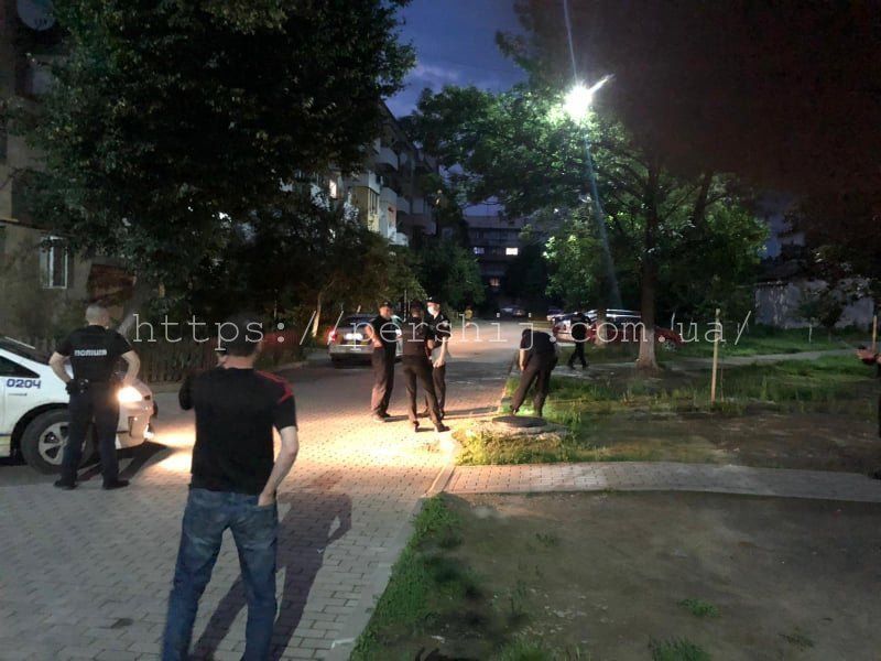 В Мукачево неизвестные открыли огонь из автоматического оружия по толпе людей