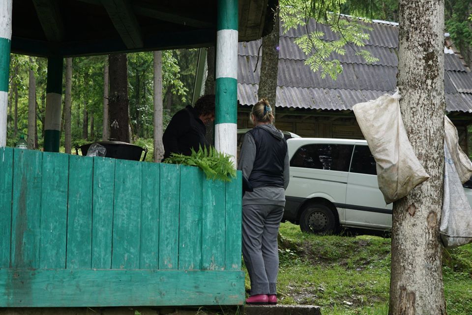 "Благодарные" туристы оставляют в горах Закарпатья кучи мусора