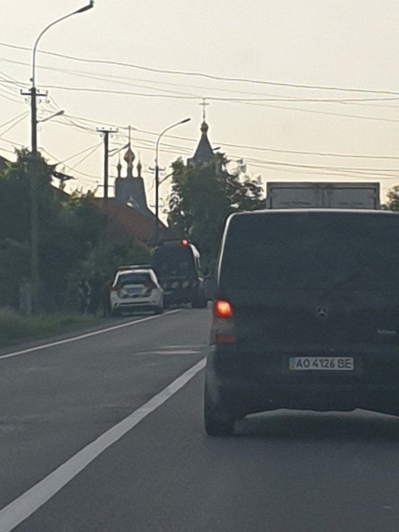 В Закарпатье автомобиль осуществил "свободный полет" с дороги прямиком в кювет