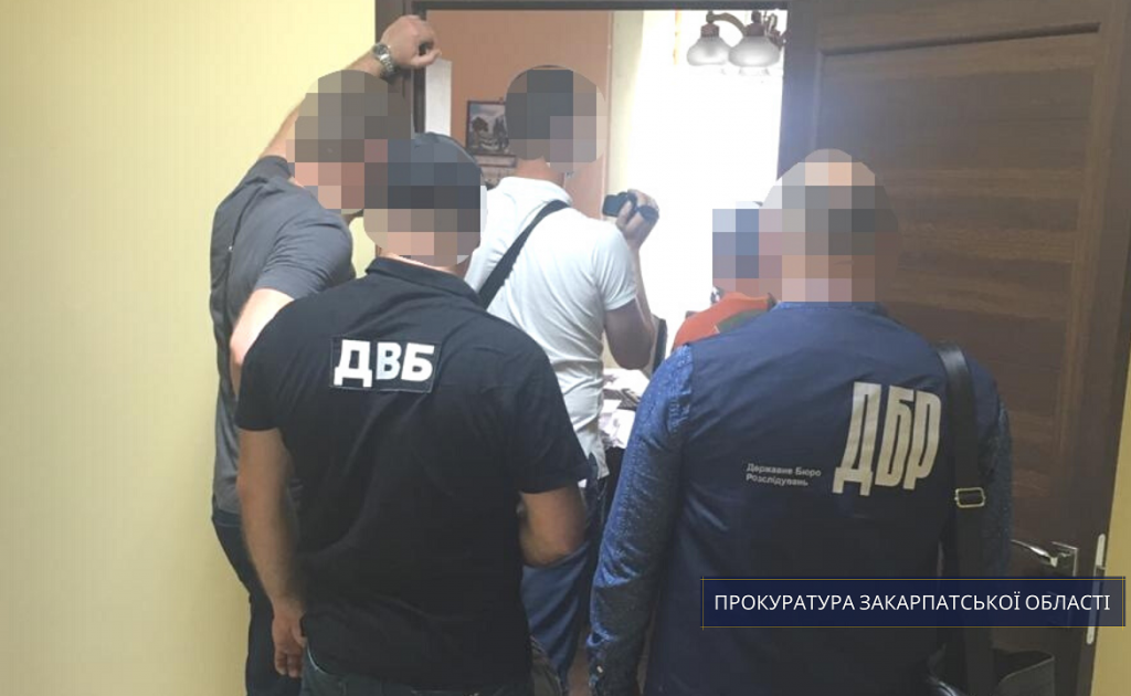 Спійманий на хабарі слідчий в Ужгороді вимагав 500 "зелених", щоб "мирно врегулювати" справу