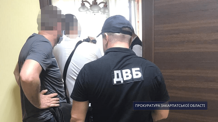 Спійманий на хабарі слідчий в Ужгороді вимагав 500 "зелених", щоб "мирно врегулювати" справу