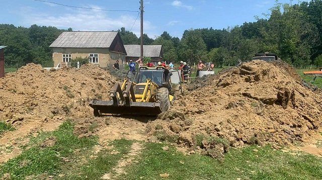 В Закарпатье 43-летнего мужчину живьем засыпало землей