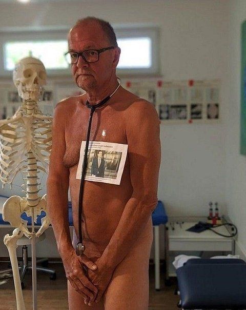 Обнажённая совесть: Немецкие врачи разделись догола в знак протеста