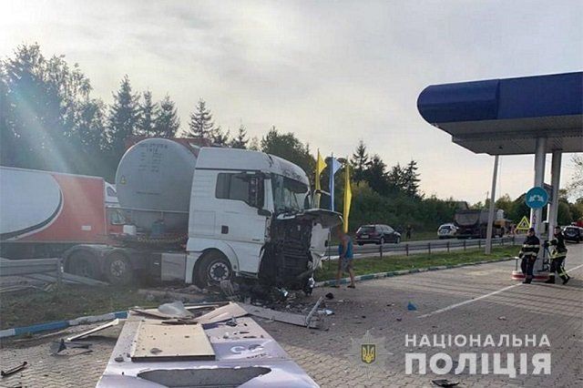 В Хмельницкой области в жутком ДТП пострадали семь человек, столкнулись грузовик и легковушка