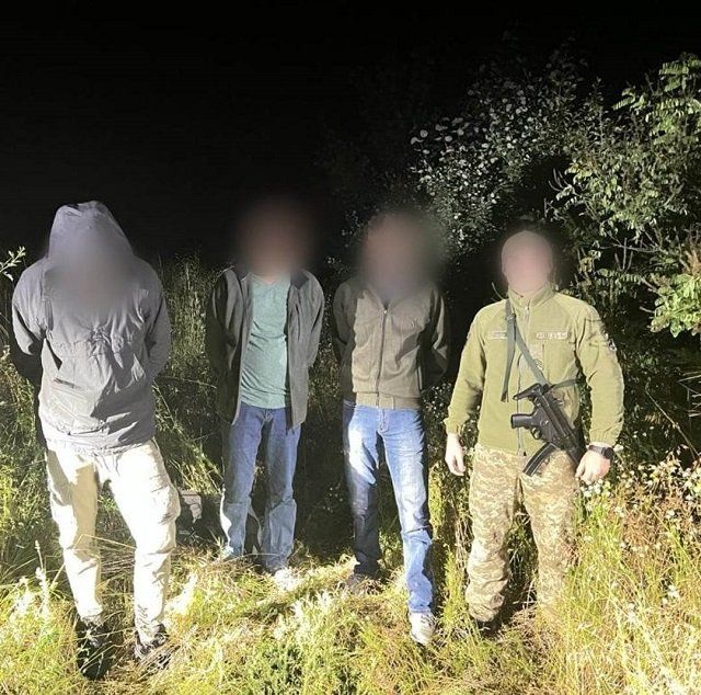 "Вооруженных" кусачками уклонистов задержали на границе в Закарпатье 