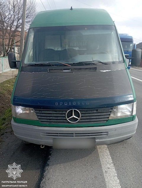 55 ящиков "контрабандных" сигарет выловили в микроавтобусе в Закарпатье