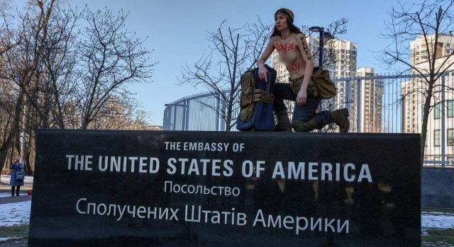 В Киеве протестовала голая феминистка