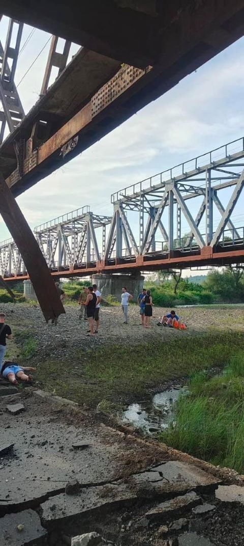 Мост с машинами рухнул в Закарпатье, пострадали люди