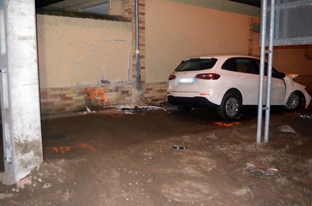 ДТП в Венгрии: "заробитчанин"-контрабандист на авто с нелегалами влетел в стену дома