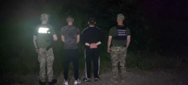 С прибором ночного видения и радиостанциями: В Закарпатье на границе накрылся трансфер уклонистов 
