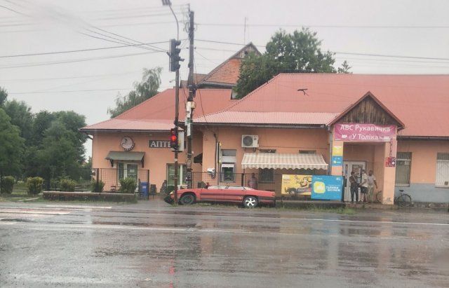 Серьезное ДТП в Закарпатье: Машина вылетела с дороги и встряла носом в кювет