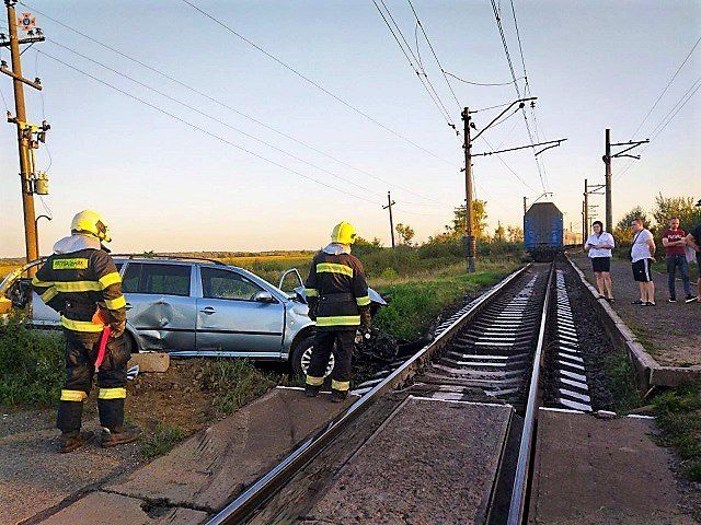 В Закарпатье поезд "Ужгород-Киев" наехал на легковушку: передок всмятку 