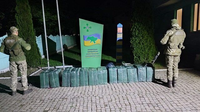 В Закарпатье упустили переправщиков 12 ящиков контрабандных сигарет