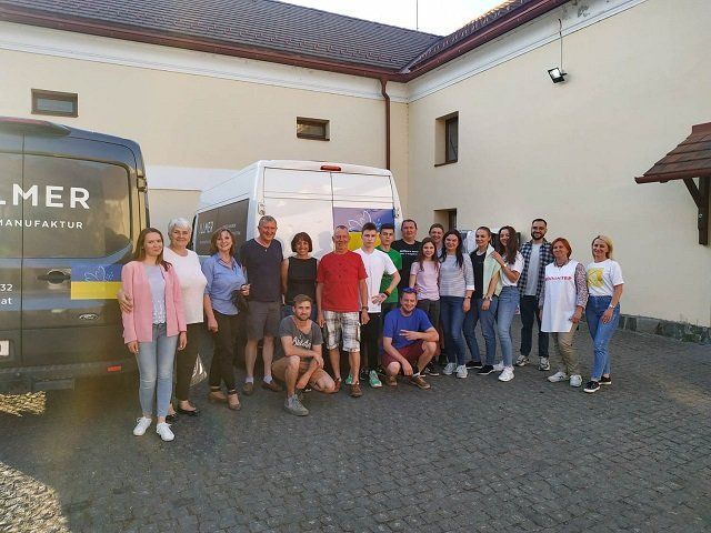  В Ужгород из австрийского Верфенвенга приехали два микроавтобуса и грузовик гуманитарки