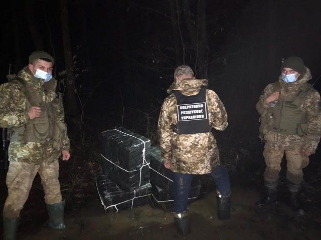 Такой подставы контрабандисты не ожидали: В Закарпатье на границе перехватили 12 пачек сигарет