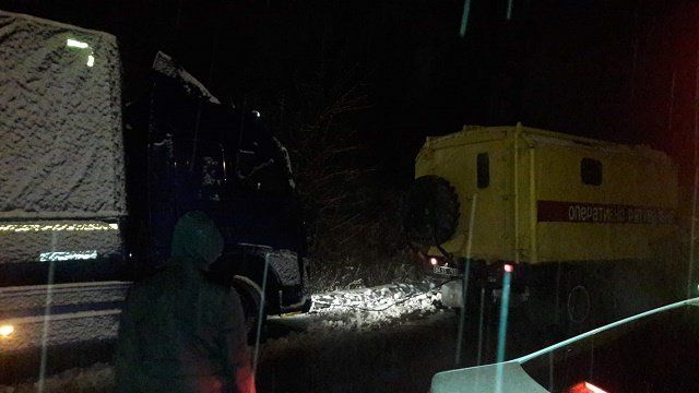 Снег и гололедица добавили работы спасателям в Закарпатье (ФОТО)