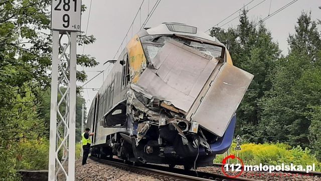 Украинец на грузовике попал в жесткое ДТП с поездом в Польше