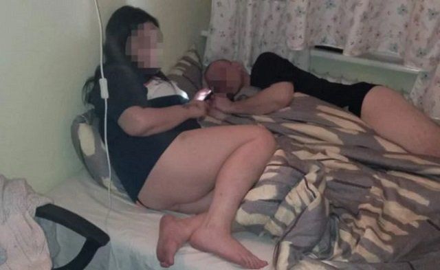 Беженка из Украины уложила в постель мужа приютившей ее женщины. 