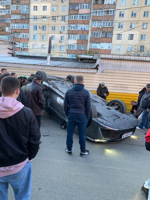 Автокапец в Ужгороде: Тачка жестко приземлилась на крышу