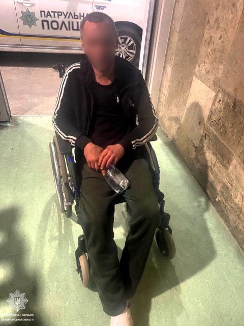 В Ужгороде военному, упавшему с колесного кресла, вовремя помогли