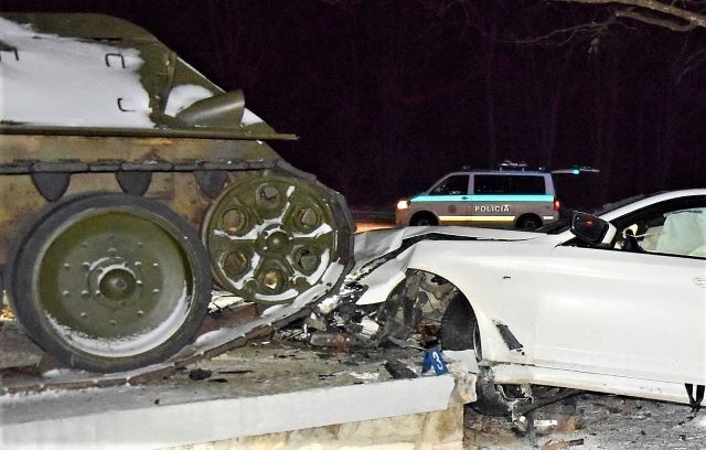 ДТП в Словакии: Два человека серьезно пострадали при столкновении с танком 