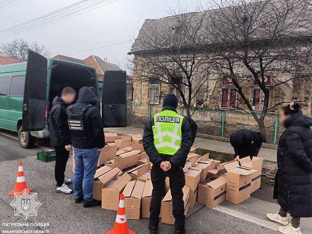 55 ящиков "контрабандных" сигарет выловили в микроавтобусе в Закарпатье