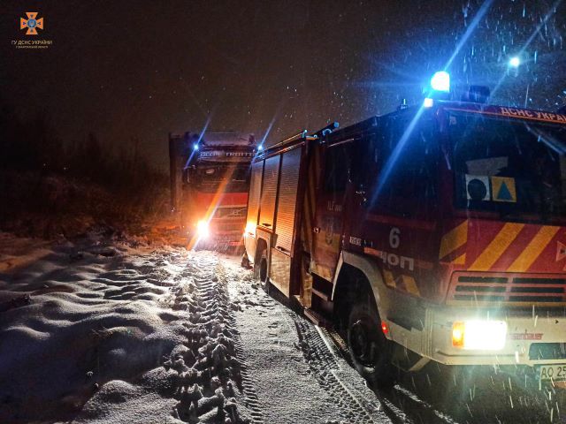 Без света 35 населенных пунктов: снегопад и сильный ветер наделали бед в Закарпатье
