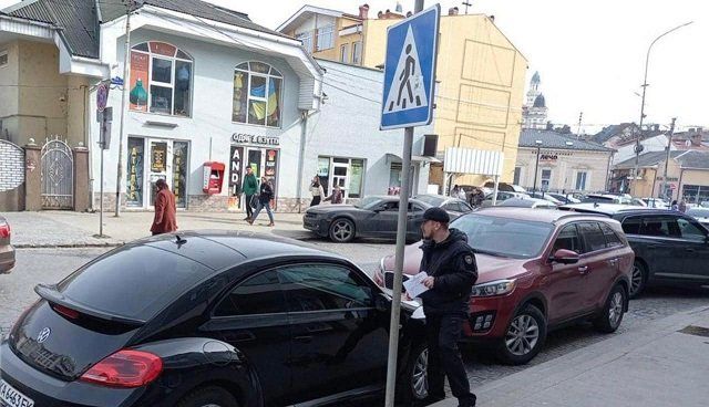 В Ужгороде будут конфисковывать авто за неправильную парковку 