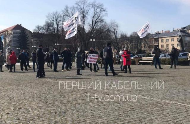 Дайте працювати або закрийте все: В Ужгороді десятки протестувальників зібралися біля ОДА 