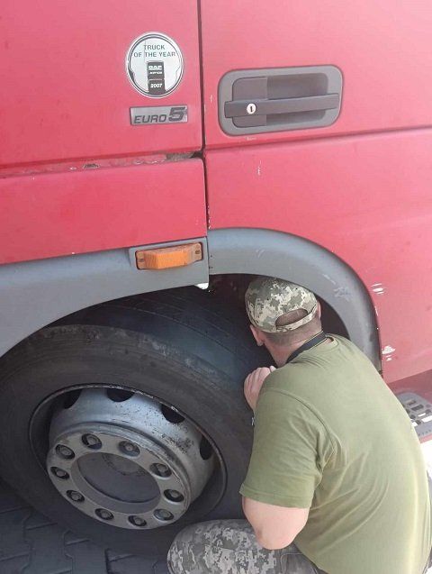 В Закарпатье на границе у "бедолаги" конфисковали грузовик